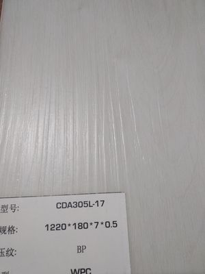 Le CE d'OIN a certifié le vinyle de WPC parquetant la couche d'usage de 0.1mm - de 0.7mm pour d'intérieur